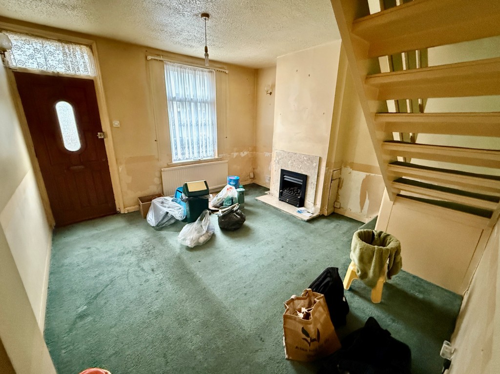 Lot: 113 - MID-TERRACE HOUSE FOR REFURBISHMENT - Living room